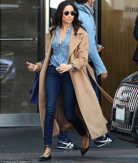 Ms. Megan Markle Fall #Streetstyle! T Shirt Makeover, Estilo Meghan Markle, Meghan Style, Suits Actress, Meghan Markle Outfits, Prins Harry, Look Jean, Meghan Markle Style, Meghan And Harry