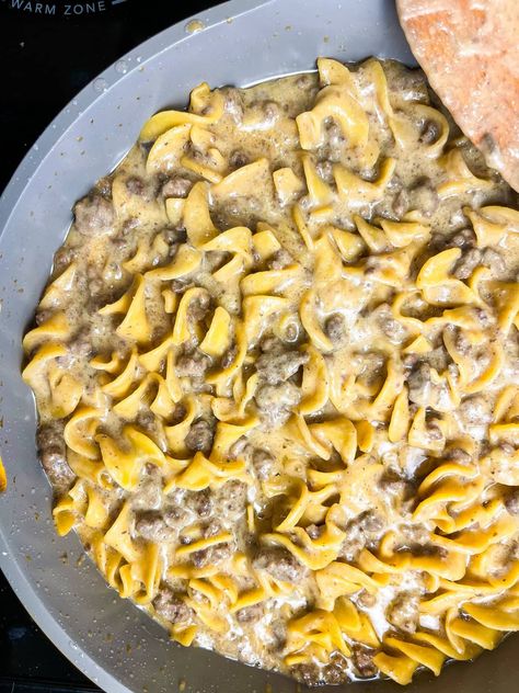 Let's get a little nostalgic here and make creamy and delicious Homemade Hamburger Helper Beef Stroganoff. Just like you remember, but better! Hamburger Helper Beef Stroganoff, Hamburger Helper Homemade, Hamburger Macaroni, Homemade Beef Stroganoff, Hamburger Helper Recipes, Beef Stroganoff Easy, Easy Hamburger, Homemade Hamburger, Homemade Hamburgers