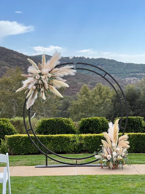 Pampas Circle Arch, Hay Ring Wedding Arch, Round Wedding Arch Ideas, Round Arch Decoration Wedding, Circle Arch Wedding, Circle Wedding Arch, Cow Baby Shower Theme, Fall Roses, Macrame Wedding Arch