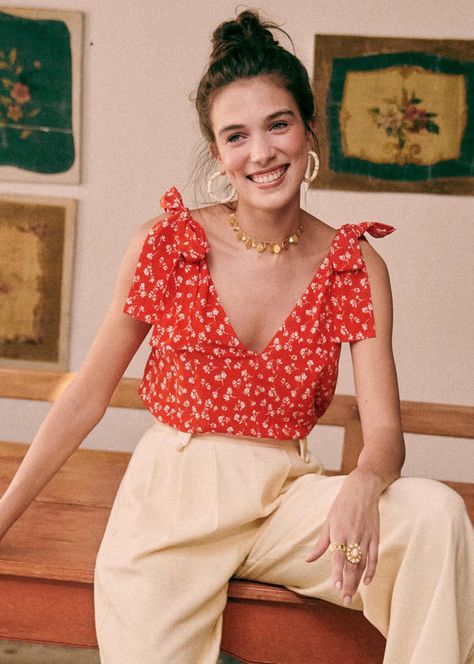 Lara Blouse - Silk coral mini flowers - Silk - Sézane Coral Outfit, Parisian Summer, Parisian Chic Style, Mini Flowers, Blouse Silk, French Girl Style, Flower Blouse, Parisian Style, Cute Tops