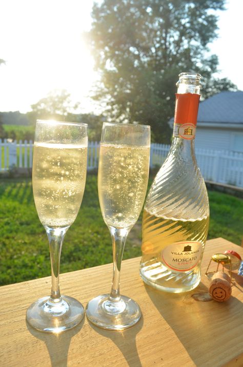 Moscato & Peach Wine Review Wine Punch Recipes Moscato, Cooking With Moscato Wine, Peach Wine Cocktail, Best Moscato Wine, Peach Moscato, Wine Down Wednesday, Wolf Den, Peach Wine, Moscato Wine