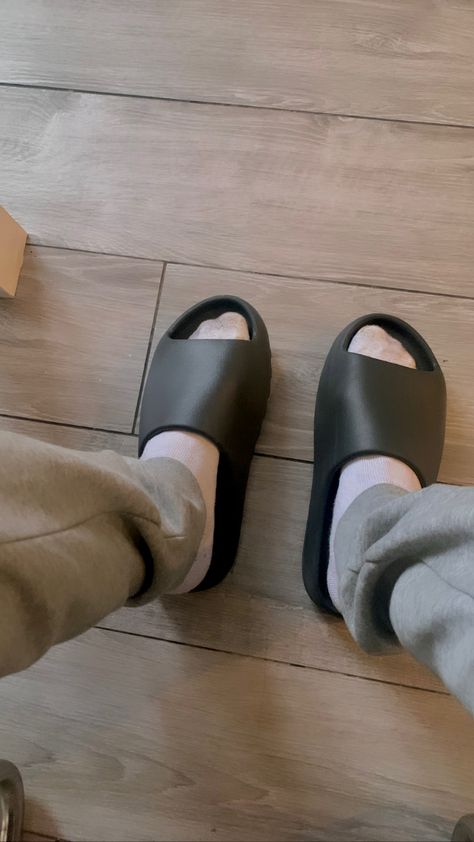 Yeezy Slides Outfit, Slides Outfits, Aesthetic Photography People, Yeezy Slides, Slides Outfit, Street Fits, Army Women, Drip Outfit Men, Aesthetic Photography Grunge