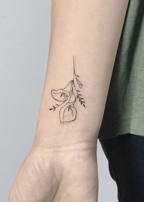 Calla Lily Fine Line Tattoo, Catalilly Flower Tattoo, Calla Lily Bouquet Tattoo, Cala Lily Tattoos, Alcatraz Flower Tattoo, Calalillies Tattoo, Calilily Tattoo, Tattoo Calla Lily, Calalilly Tattoo Calla Lily