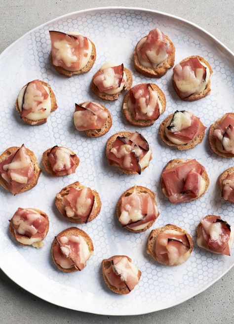 Croque-monsieur+bites Martha Stewart Thanksgiving, Brie Appetizer, Easy Eat, Oatmeal Cookie Recipes, Recipes Appetizers And Snacks, Catering Food, Best Appetizers, Appetizer Dips, Wine And Dine