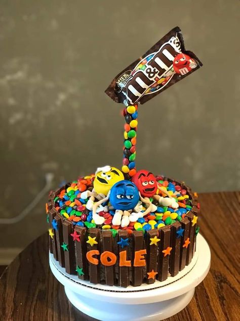 Antigravity Cake, Anti Gravity Cake, M&m Cake, Kitkat Cake, Gravity Cake, Cakes For Kids, Baby Birthday Cakes, Anti Gravity, Food Baking