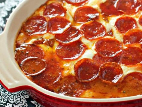 Pepperoni Pizza Chicken Bake | This layered baked casserole combines flattened chicken breast with a rich low carb pizza sauce topping. Top it all off with creamy mozzarella cheese and zesty pepperoni rounds. Few ingredients and tons of flavor. @culinaryenvy Pepperoni Pizza Chicken, Pizza Chicken Bake, Chicken Pepperoni, Delish Dinners, Pepperoni Chicken, Pizza Chicken, Diet Dinner Recipes, Parmesan Recipes, Chicken Bake