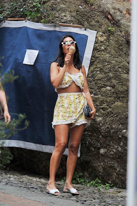 Kourtney Kardashian 2018, Kardashian Wedding, Estilo Kardashian, Kourtney Kardashian Style, Honeymoon Style, Kardashian Outfit, Eating Ice, Eating Ice Cream, Kardashian Family