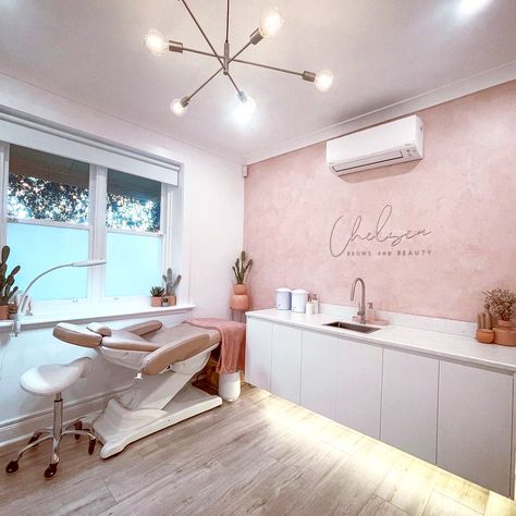 CHELSEA BROWS AND BEAUTY ~ Ultimate indulgence with our electric Venus #treatmenttable in this enchanting #blush #beautysalon 📷 @chelsea_brows_beauty @_chelsearachel . . . #comfortelVenus #ComfortelBlushRomantic Pmu Studio Decor, Pmu Studio Ideas, Beauty Salon Interior Design, Esthetician Room Decor, Esthetics Room, Esthetician Room, Clinic Interior Design, Nail Salon Design, Photo Room