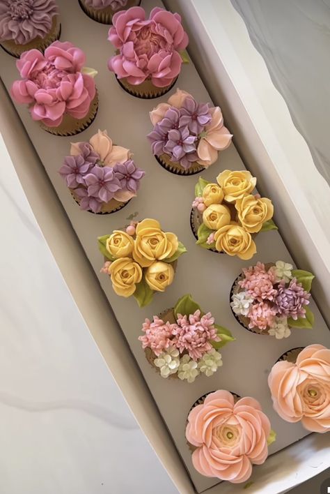 Cupcake Cake Designs, Cupcakes Decorados, Floral Cupcakes, Pretty Dessert, Cute Baking, Birthday Brunch, Flower Cupcakes, Buttercream Flowers, Pretty Birthday Cakes