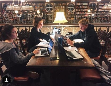 Studying In Library With Friends, Study Friends Aesthetic, Group Study With Friends, Study Group Aesthetic, Studyblr Notes, Time Motivation, Books School, Library Study, Motivation Study