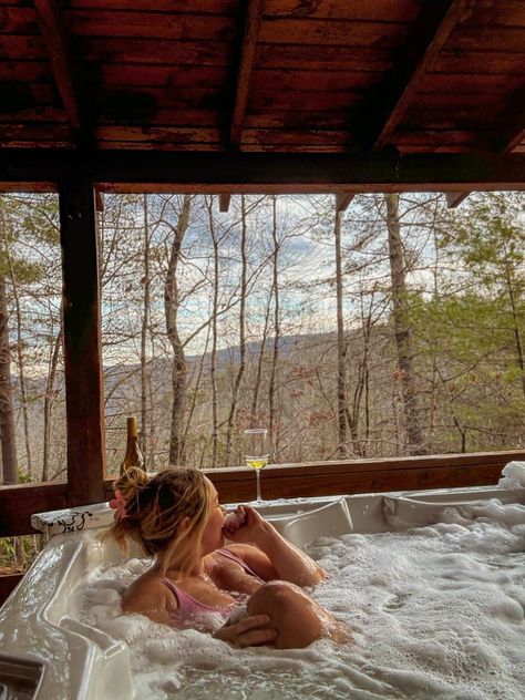 Mountain Hot Tub Pictures, Cozy Cabin Aesthetic Couple, Hot Tub Mountains, Lake House In The Mountains, Hot Tub Mountain View, Getaway Cabin Aesthetic, Couples Camping Ideas, Family Cabin Activities, Hot Tub Vibes