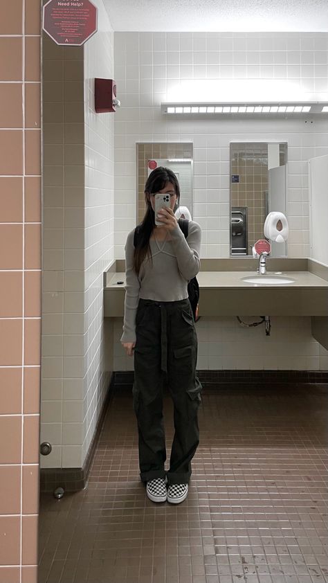 Grey Carpenter Pants Outfit, Black Crop Sweater Outfit, Carpenter Jeans Outfit, Crop Top Outfits Fall, Checkered Vans Outfit, Quarter Zip Outfit, Nike Cortez Outfit, Cropped Sweater Outfit, Flare Outfit