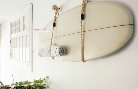 Beach Room Ideas, Surfer Bedroom Ideas, Surfer Bedroom, Surfer Girl Bedroom, Surfboard Wall Rack, Decoration Surf, Surfboard Storage, Deco Surf, Surfboard Rack