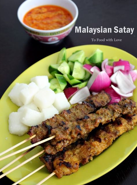 To Food with Love: Malaysian Satay Recipe Malaysian Satay, Beef Satay Recipe, Beef Satay, Satay Recipe, Peanut Dipping Sauce, Bone Appetit, Chicken And Beef, Malay Food, Kecap Manis