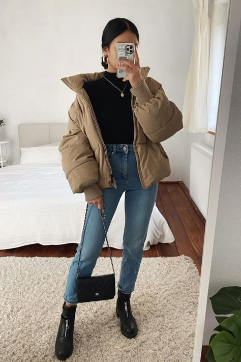 love these college outfits ideas so much! Easy to copy and cute. #casualoutfits #springoutfits #winteroutfits #summeroutfits #falloutfits #comfyoutfits #schooloutfits Cute College Outfits, Outfits Cold, Casual College Outfits, Winter Fashion Outfits Casual, Uni Outfits, Cold Outfits, Outfit Jeans, Classy Chic, Mode Inspo