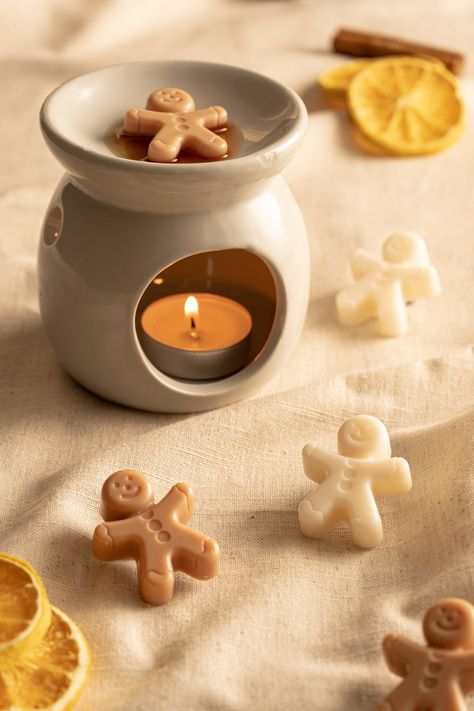 Our beautiful festive scented wax melts are finally here just in time to fill your home with delicious fragrances! Each pack contains a mixture of 6 cream and light brown adorable soy wax melts in the shape of a gingerbread man! All of our melts are handmade with 100% soy wax in our home studio in the North of England and come in a recyclable pouch. Scents available are: Cinnamon Vanilla - A irresistible blend of cinnamon, clove bud, creamy nutmeg and vanilla bean. Gingerbread - The classic arom Tea Lights Christmas, Brown Candle, Candle Making Recipes, Gingerbread Candle, Xmas Candles, Christmas Wax Melts, Affordable Christmas Gifts, Autumn Candle, Small Christmas Gifts