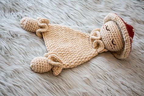 Greetings fellow creatives and crocheters! If you're looking for amazing creative ideas and free crochet patterns, don't hesitate to click the link above! 🐭 Snuggler Crochet Pattern, Forest Themed Nursery, Baby Shower Unique, Crochet Woodland, Small Blanket, Crochet Nursery, Lovey Pattern, Crochet Lovey, Confection Au Crochet