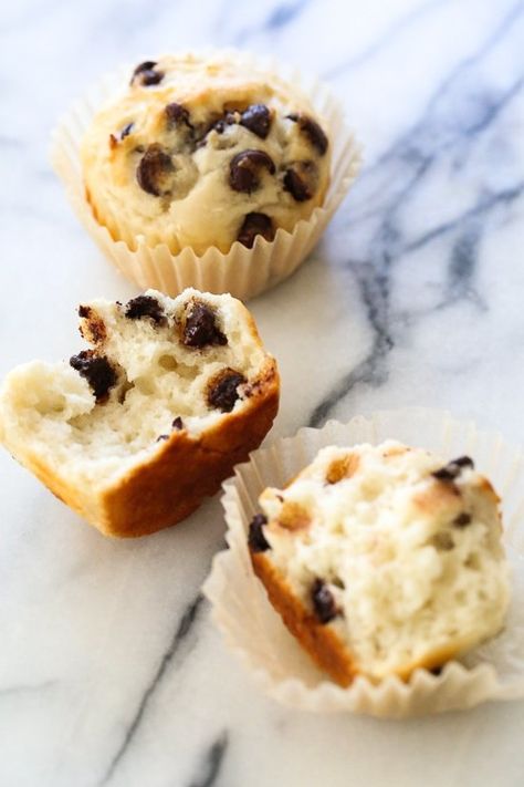 These Yogurt Chocolate Chip Muffins are so moist and high in protein thanks to Greek Yogurt! Muffins Yogurt, Yogurt Chocolate, Skinny Taste Recipes, Minced Meat, Blueberry Muffins, Chocolate Chip Muffins, Food Tasting, Chocolate Muffins, Ww Recipes