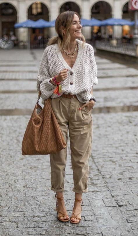 Beige Cardigan Outfit, Cardigan Street Style, Chic Work Outfit, High Waisted Pants Outfit, Linen Pants Outfit, Stylish Winter Outfits, Italy Outfits, Effortlessly Chic Outfits, Over 50 Womens Fashion