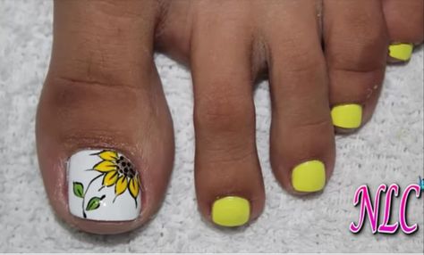 Sunflower Toenails Design, Daisy Toe Nail Designs, Sunflower Toenails, Sunflower Pedicure, Sunflower Toe Nails, Sunflower Nails Design, Flower Pedicure, Flower Toe Nails, Toenail Art Designs