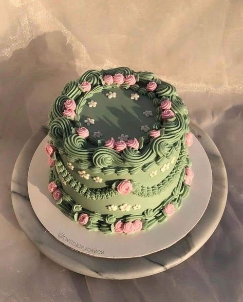 Vintage Wedding Cake Ideas, Cottagecore Cake, Floral Cake Design, Vintage Wedding Cake, 13 Birthday Cake, Vintage Birthday Cakes, Pinterest Cake, Holiday Cupcakes, Green Cake