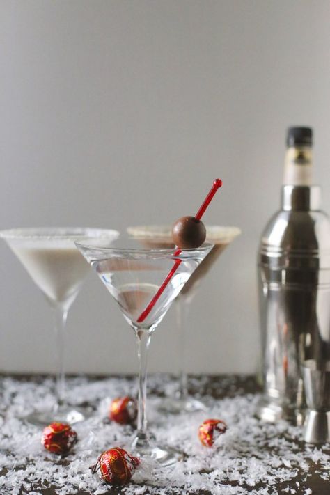 The Ultimate Chocolate Martini Bar Clear Chocolate Martini Recipe, Chocolate Martinis, Holiday Martinis, Martini Party, Martini Bar, Chocolate Martini, Serving Bar, Holiday Chocolate, Lindt Chocolate