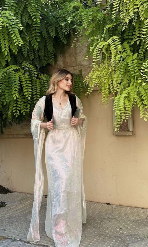 Jly Kurdi, Islam Culture, Arabian Fashion, Army Couple Pictures, Kurdish Dress, Kurdish Clothes, Army Couple, Head Scarf Styles, Pakistani Fancy Dresses