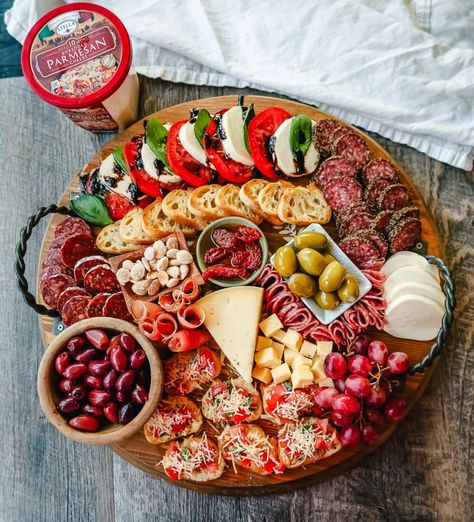 Italian Charcuterie Board. A beautiful Italian Charcuterie board filled with Italian meats and cheeses and paired with sauces, fruits, and vegetables. Perfect to pair with your Italian meal. Mexican Charcuterie Board Ideas, Italian Charcuterie Board Ideas, Italian Cheese Board, Lunch Charcuterie, Italian Charcuterie Board, Dinner Charcuterie, Italian Charcuterie, Italian Platter, Board Themes