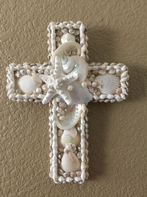 Decorative Crosses, Seashell Cross, Seashell Art Diy, Shell Cross, Faith Crafts, Beach Christmas Decorations, Beach Themed Crafts, Art Coquillage, Oyster Shell Crafts