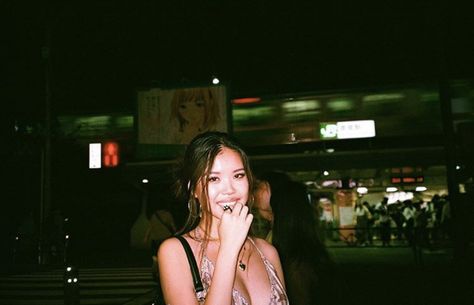 City Night Aesthetic Photoshoot, Film Night Photography, 30 Mm Photography, Street Lamp Photoshoot, Film Camera Photoshoot Ideas, Nighttime Picture Ideas, Back Camera Flash Pictures Aesthetic, Photo Inspo Night, Digital Camera Night Pics