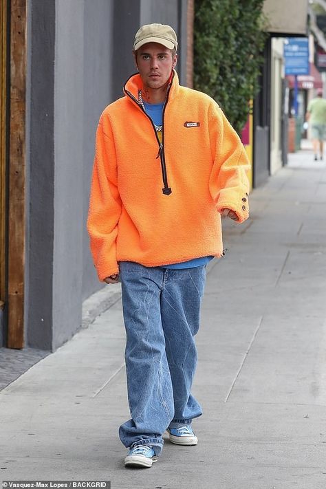 Orange Fleece Outfit, Orange Jacket Outfit Street Style, Orange Fits Men, Orange Hoodie Outfit Men, Fleece Jacket Outfit Men, Orange Hoodie Outfit, Orange Outfit Men, Indie Fashion Men, Orange Fleece Jacket