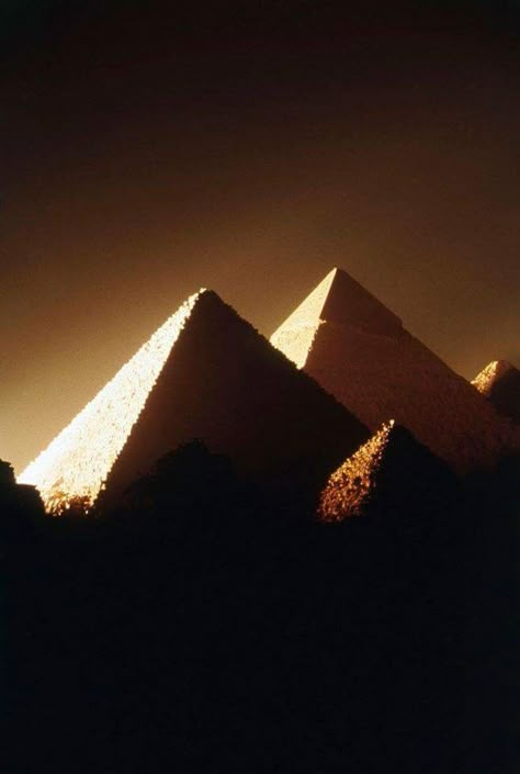 Pyramids At Night, Pyramid Art, Ancient Egypt Aesthetic, Egyptian Aesthetic, Pyramids Of Egypt, Pyramid Of Giza, Egypt Pyramids, Red Pyramid, Giza Pyramids