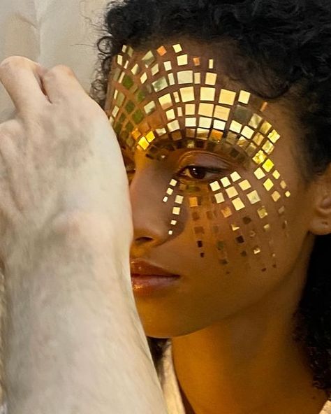 Mirrorball Halloween Costume, Gold Surrealism, Mirrorball Makeup, Disco Ball Makeup, Disco Ball Costume, Gold Disco Ball, Disco Makeup, Ball Makeup, Astronaut Suit