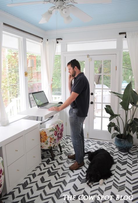 Y'all, I love our home office. Like really, really love it.  And that feels really good to say after having worked on it off and on for ... Sunroom Office Ideas, House Beautiful Living Rooms, Sunroom Office, Small Sunroom, Cool Office Space, Sunroom Decorating, Sunroom Designs, Small Home Offices, Home Storage Solutions