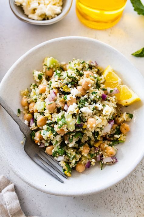 Here's how to make the viral Jennifer Aniston salad with quinoa or bulgur, cucumber, fresh herbs, pistachios, chickpeas and feta all tossed in lemon juice and olive oil. Quinoa Recipes Healthy, Grain Salad, Baked Tofu, Chickpea Salad, Lunch Salads, Quinoa Recipes, Canned Chickpeas, Quinoa Salad, Sheet Pan Recipes