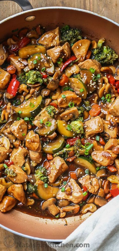 A 30-minute chicken stir fry recipe with a sweet and savory ginger honey soy sauce. Perfect easy dinner your whole family will love. | natashaskitchen.com #chicken #chicken #chickenrecipes #stirfry #chickenstirfry #takeout #betterthantakeout #asianfood #delicious #recipes #recipeoftheday #30minutemeals Chicken Vegetable Stir Fry, Chicken Stir Fry Recipe, Easy Chicken Stir Fry, Canh Chua, Vegetable Stir Fry Recipe, Minute Chicken, Easy Stir Fry Recipes, Stir Fry Ingredients, Ginger Honey