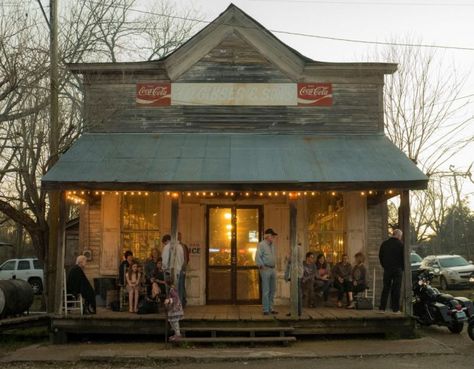 This little General Store serves up delicious dinner Thursday, Friday and Saturday from 5 PM to 9 PM. While you wait for your turn to dine, chat with others on the front porch. Mississippi Aesthetic, Old General Stores, Mississippi Travel, Country Stores, Southern Mississippi, Adventure Ideas, Usa Roadtrip, Mississippi Delta, Old Country Stores