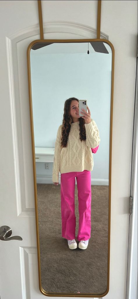 Mirror picture of my outfit with cream sweater pink bag and pink pants Outfits With Pink Pants Winter, Fun Pants Outfit Winter, Styling Pink Leggings, Bright Sweatpants Outfit, Light Pink Pants Outfit Winter, Dark Pink Jeans Outfit, Pink Denim Jeans Outfit, Pink Crew Neck Outfit, Outfit Jean Rose