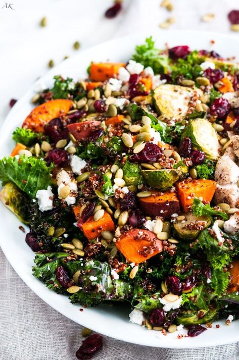 Quinoa Salad Recipes Healthy, Sprouts Salad, Roasted Brussel, Brussel Sprout Salad, Quinoa Salad Recipes, Autumn Salad, Salad With Sweet Potato, Roasted Brussel Sprouts, Idee Pasto Sano