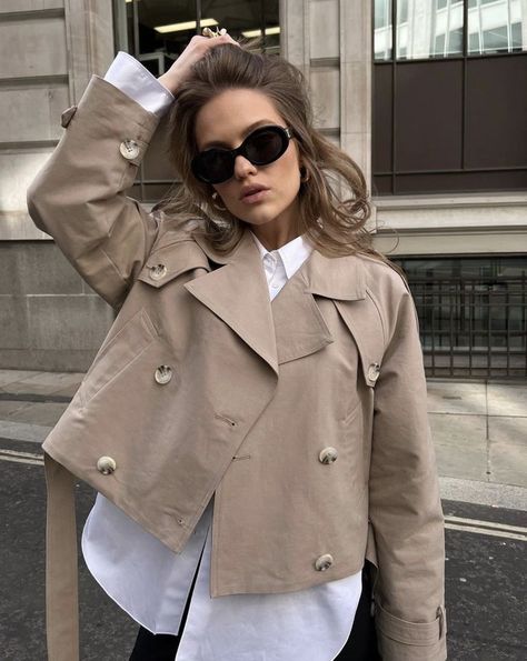 photo by @polinailieva / trench coat / outfit Curvy Winter Outfits, Trench Coat Street Style, Fall Coat Outfit, Trench Outfit, Cropped Outfits, Trench Coat Fall, Cropped Trench Coat, Short Coats Women, Short Trench Coat