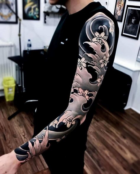 Tatouage japonais bras : signification des modèles les plus populaires Wave Tattoo Sleeve, Japanese Tattoo Sleeve, Japanese Wave Tattoos, Tato Maori, Black Sleeve Tattoo, Japanese Tattoo Women, Mangas Tattoo, Japanese Tattoo Symbols, Yakuza Tattoo