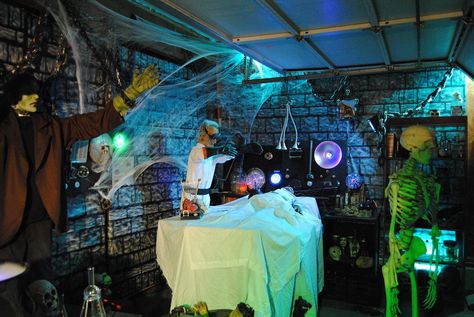 Mad Scientist Lab Pictures, Photos, and Images for Facebook, Tumblr, Pinterest, and Twitter Lab Halloween Decorations, Mad Scientist Halloween Costume, Ideas Halloween Decoration, Mad Scientist Halloween, Spooky Science, Mad Scientist Lab, Asylum Halloween, Scientist Lab, Mad Scientist Party