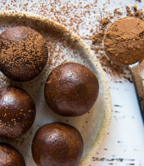 Quick and Easy Mocha Protein Balls Mocha Protein Balls, Powerballs Recipe, Snack Balls, Protein Balls Recipes, Protein Cake, Healthy Protein Snacks, Protein Muffins, Protein Bites, Energy Snacks