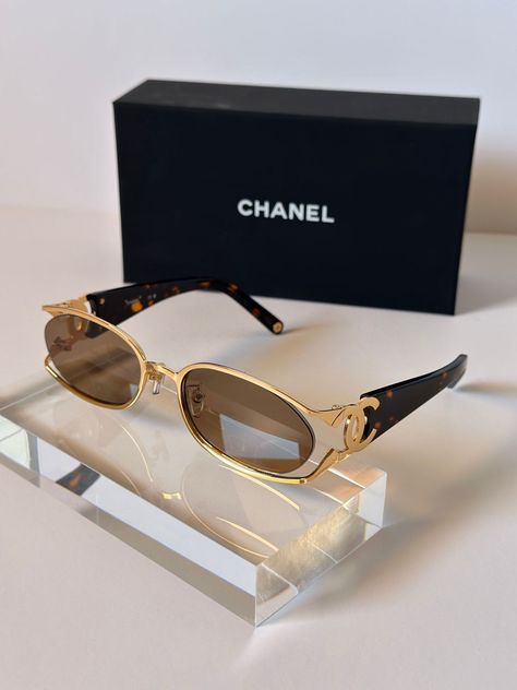 Stylish Sunglasses Women, Channel Sunglasses, Clothes Preppy, Pretty Sunglasses, 90s Chanel, Chanel Wallpaper, Bags Outfit, Fancy Glasses, Chanel Aesthetic