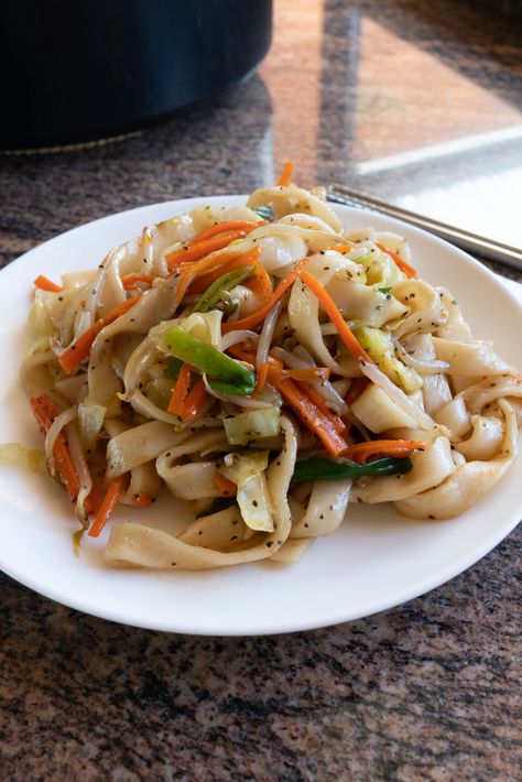 Chow Fun Noodles Recipes, Chow Fun Recipe Hawaiian, Hawaiian Chow Fun Recipe, Okazuya Recipes, Pork Chow Fun Recipe, Hawaii Dishes, Onolicious Hawaii, Hawaiian Side Dishes, Chow Fun Noodles