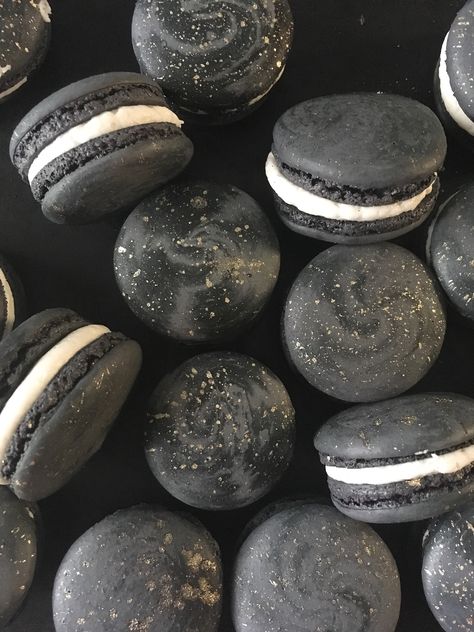 Black Macarons, Black Dessert, Black And White Wedding Theme, Easter Dinner Recipes, Black Food, Christmas Sweets, French Macarons, Party Desserts, Wedding Food