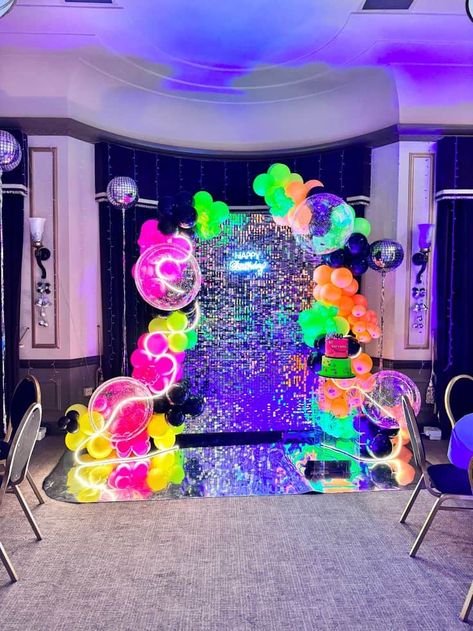 24 Neon Birthday Party Ideas for Teens - Lady Celebrations Classy Neon Party, Glow In The Dark Balloon Garland, Disco Balloon Backdrop, Neon Balloon Wall, Glow In The Dark Party Decor, Glow In The Dark Balloon Arch, Neon Party Backdrop, Pool Party Neon Night, Glow In The Dark Backdrop