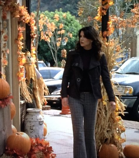 S5E9 “Emily Says ‘Hello’” Lorelai Gilmore Bags, Lorelai Gilmore Outfits Autumn, Lorelei Gilmore Outfits Season 1, Lorelei Gilmore Style, Lorelai Gilmore Work Outfits, Lorlie Gilmore Outfits, Loralie Gilmore Iconic Outfits, Emily Gilmore Aesthetic, Lorelai Gilmore Icons