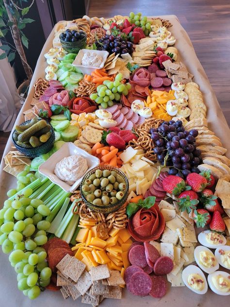 Small Wedding Grazing Table Ideas, Summer Buffet Food Ideas Garden Parties, Small Grazing Table Ideas, Graze Board, Grazing Food, Charcuterie Cups, Charcuterie Board Meats, Charcuterie Appetizers, Charcuterie Ideas