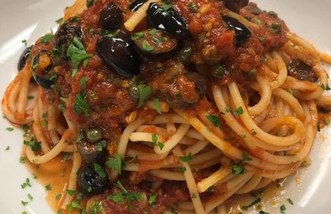 Spaghetti alla Zingara, la ricetta tradizionale calabrese più buona della puttanesca. Il primo buonissimo che si prepara in 10 minuti Italy Food, Ribeye Steak, Linguine, Calabria, Stuffed Hot Peppers, Couscous, Gnocchi, Other Recipes, Traditional Food